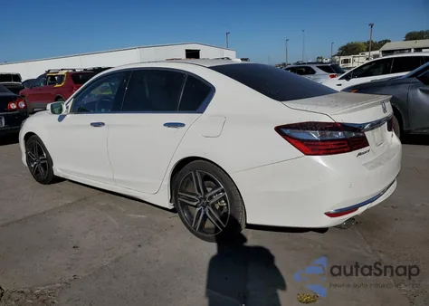 2016 Honda Accord Touring z USA, uszkodzony, nr VIN 1HGCR3F90GA035931